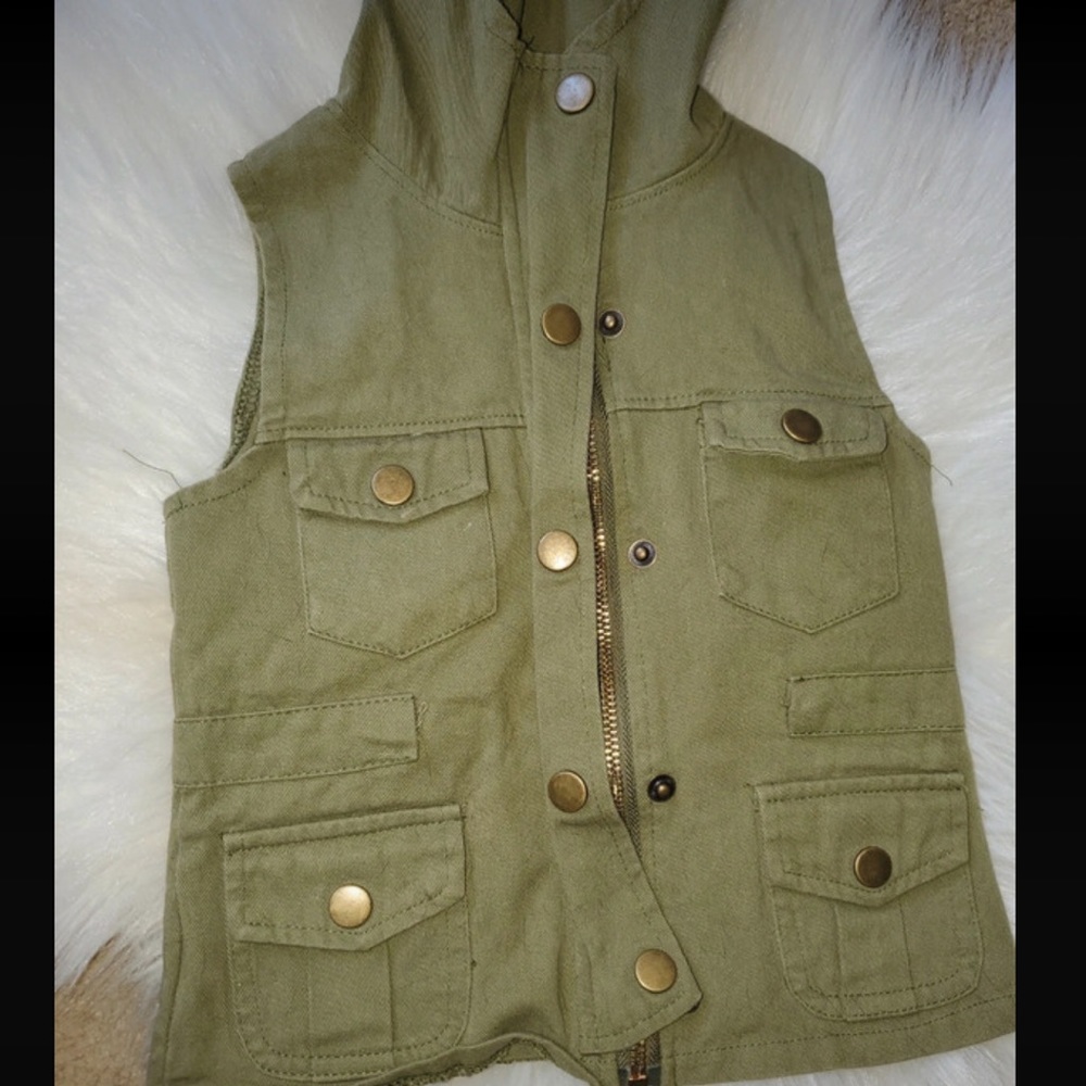 Girl’s boutique army zip up vest size 2T EUC - Picture 2 of 4